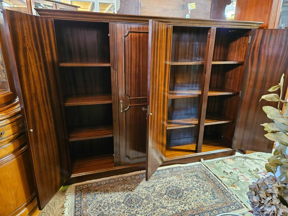 Armário / Roupeiro, baixo, em madeira com 4 portas - óp