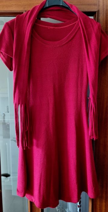 Vestido vermelho em malha, com cachecol. S/M
