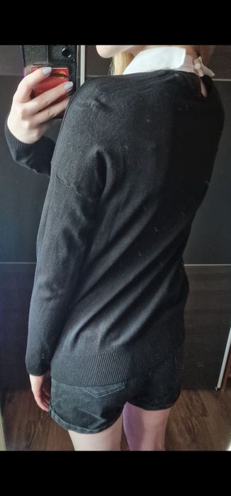 Sweterek z ozdobnym kołnierzem