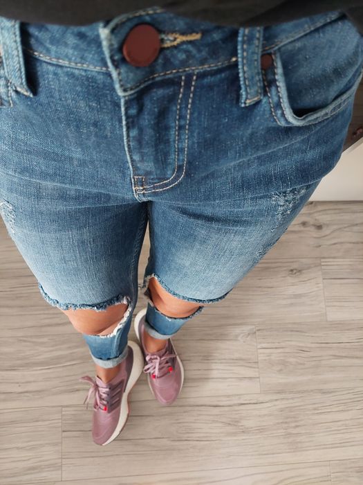 Spodnie jeans z dziurami,nowe,r.S