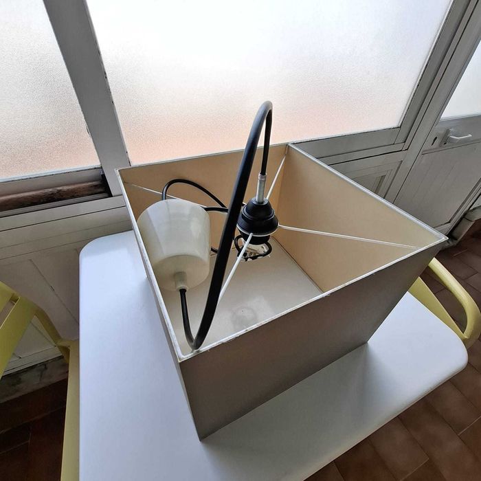 Candeeiro de tecto quadrado castanho