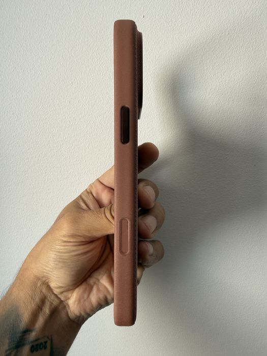 Capas iPhone 17 pro max Bullstrap + Apple Techwoven Sienna