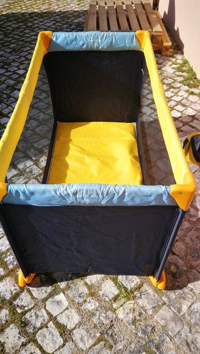 Cama de viagem usada