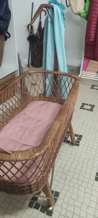 Berço de bebé  em verga com colchão  , forra e véu