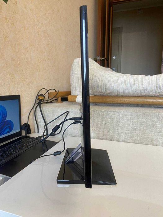 Монітор LG E2360V-PN 23" — стильний FullHD монітор у чудовому стані