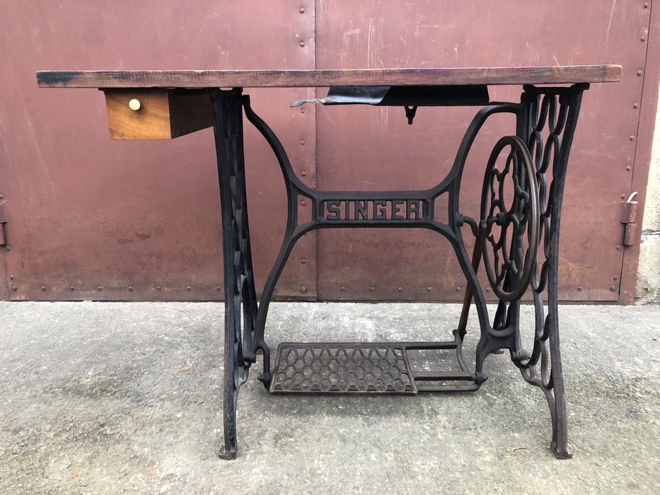 Станина від швейної машинки singer.