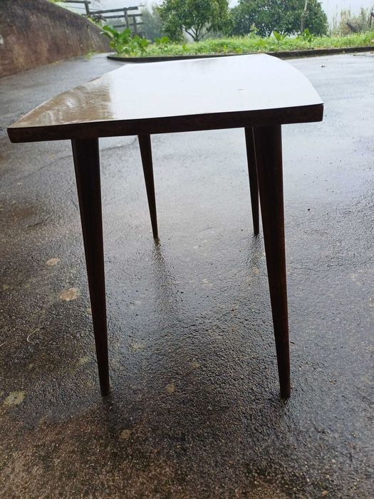 Conjunto de 2 Cadeiras, 1 mesa de TV e 1 mesa de centro, c fórmica