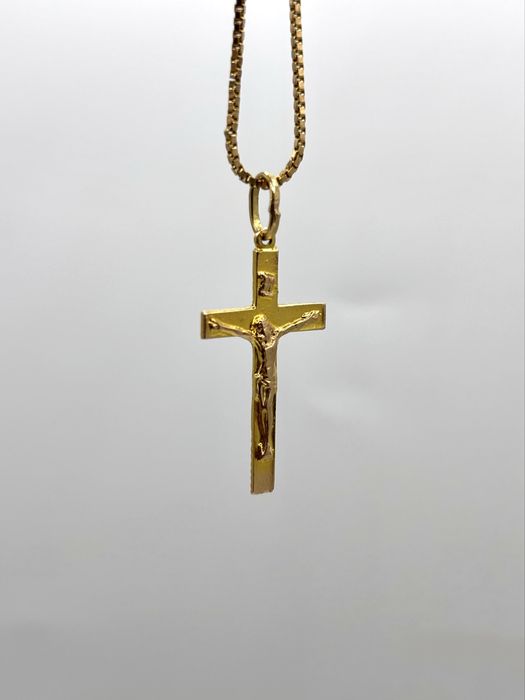 Złoty krzyżyk z łańcuszkiem