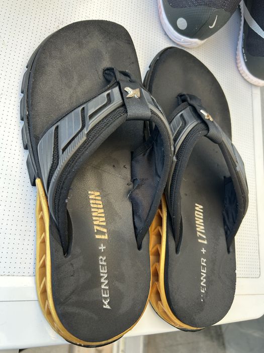 Chinelo kenner L7 dourado e pretl