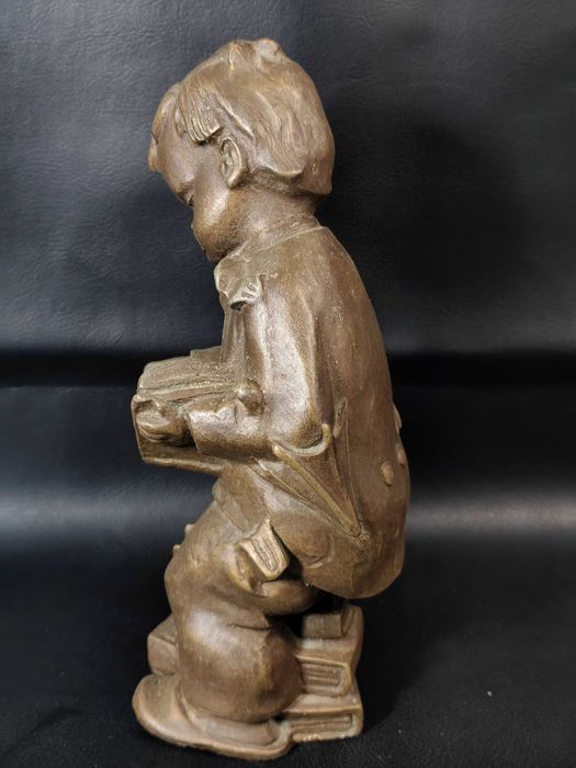 Figura Rzeźba Achatit "Lesender Junge"