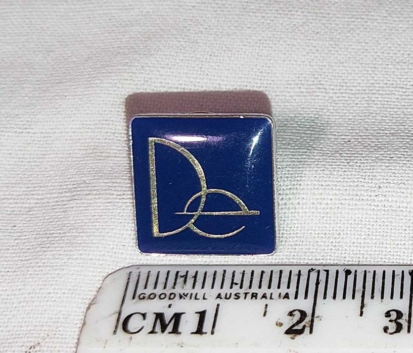 Значок, брошка (1,5х1,5 см) "De"