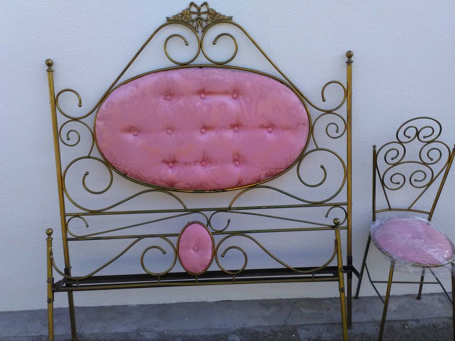 Cama e cadeira em latão
