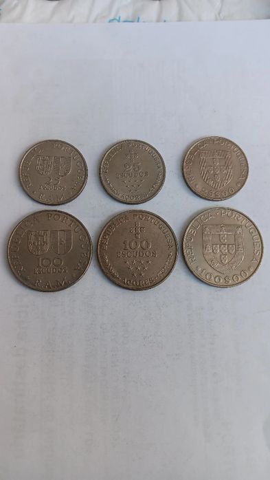 3 conjuntos de moedas de 25 e de 100 escudos