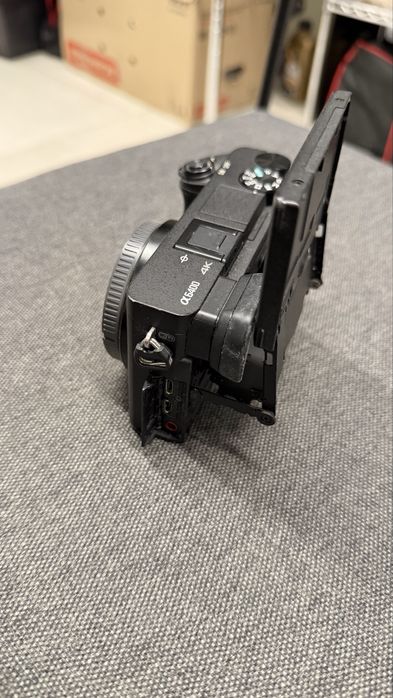 Sony 6400 камера і обʼєктив carl zeiss