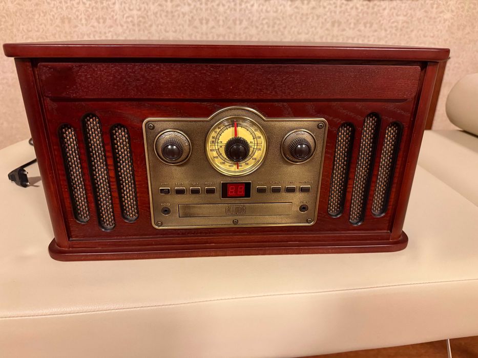 Ретро програвач. CLASS 1 LASER PRODUCT.