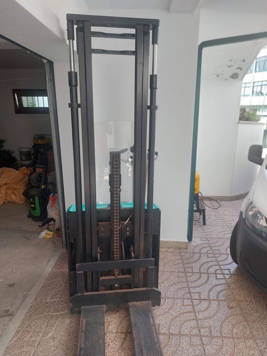Stacker elétrico Mitsubishi
