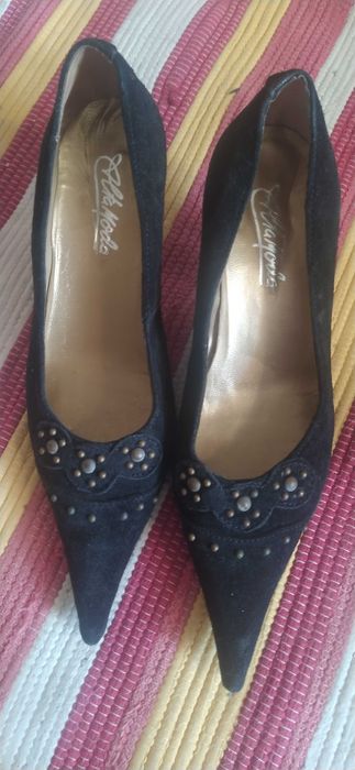 sapatos de salto azuis