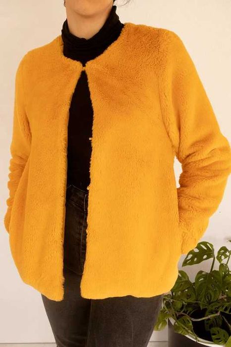 Casaco felpudo amarelo