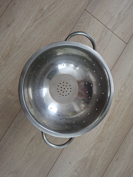 Cedzak, durszlak, sitko, sito ze stali nierdzewnej, średnica 25cm.