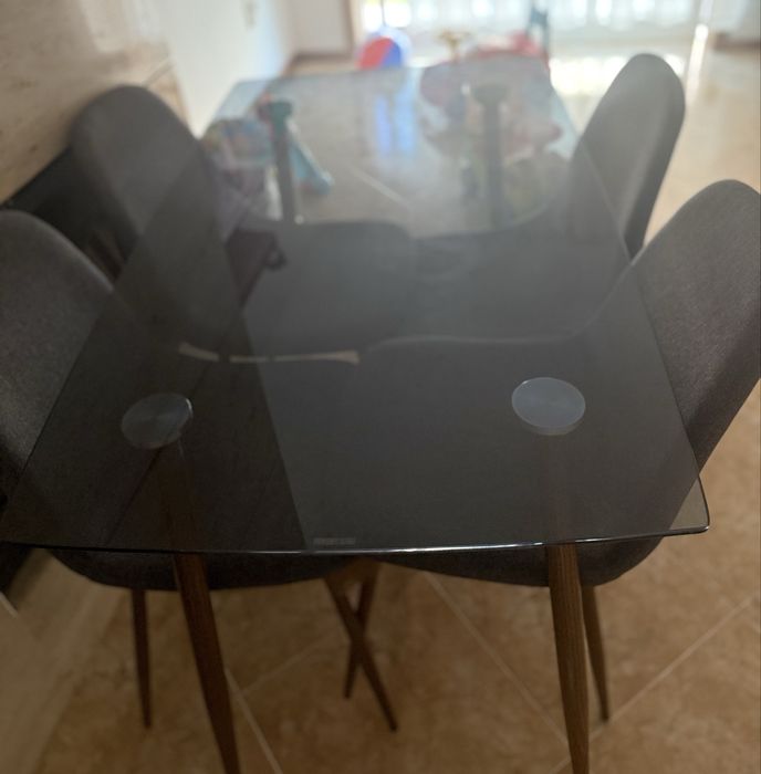 Mesa de vidro com 4 cadeiras