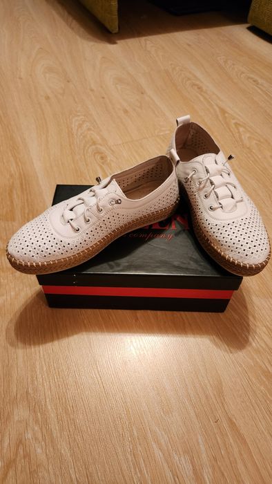 Женские ,кожаные перфорированные .