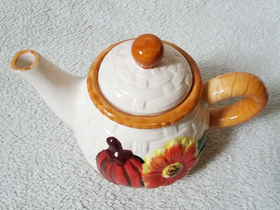 Porcelanowy dzbanek z filiżanką imbryk czajnik