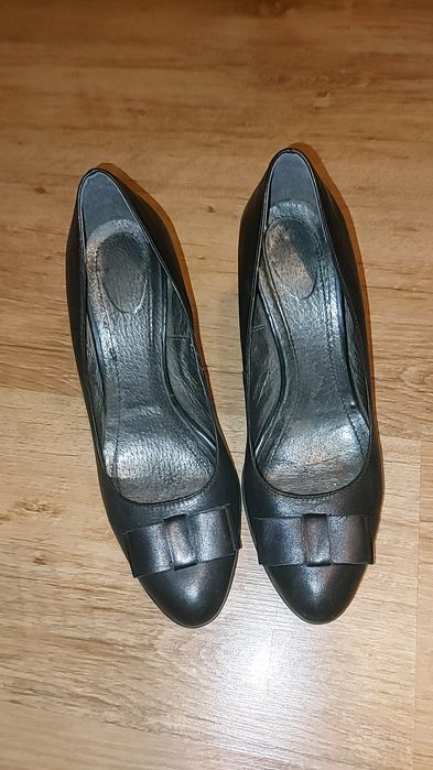 Czarne szpilki z kokardą