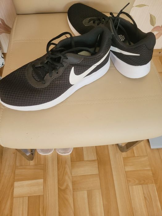 Кросівки універсальні чорні.