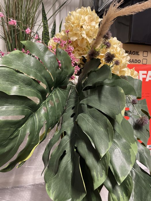 Arranjo de flores e plantas  artificiais