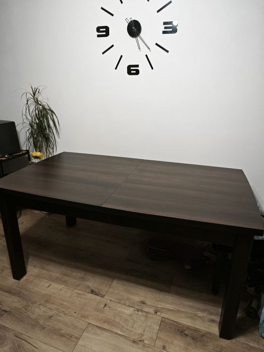 Rozkładany solidny stół