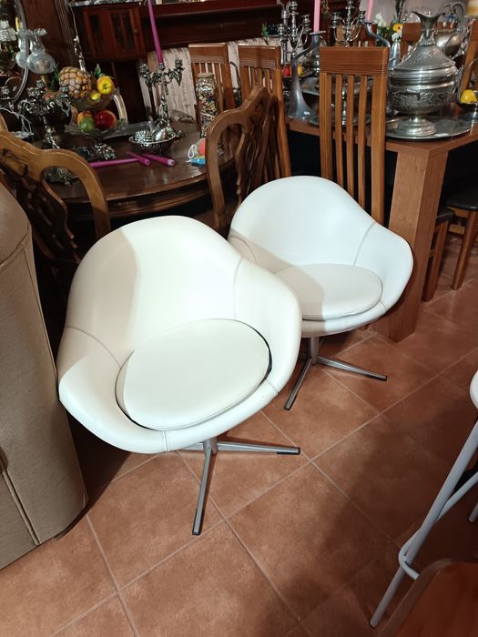 Cadeiras brancas rotativas
