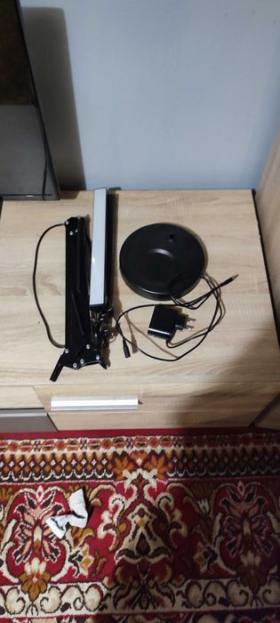 Lampa biurkowa w kolorze czarnym
