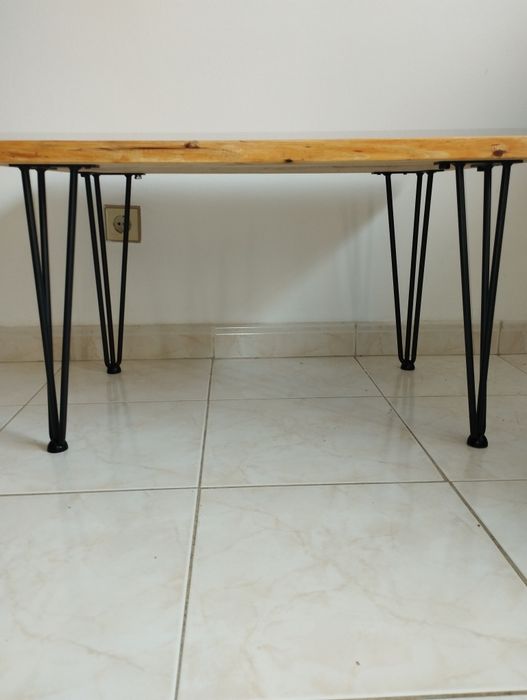 Mesa de centro em Madeira