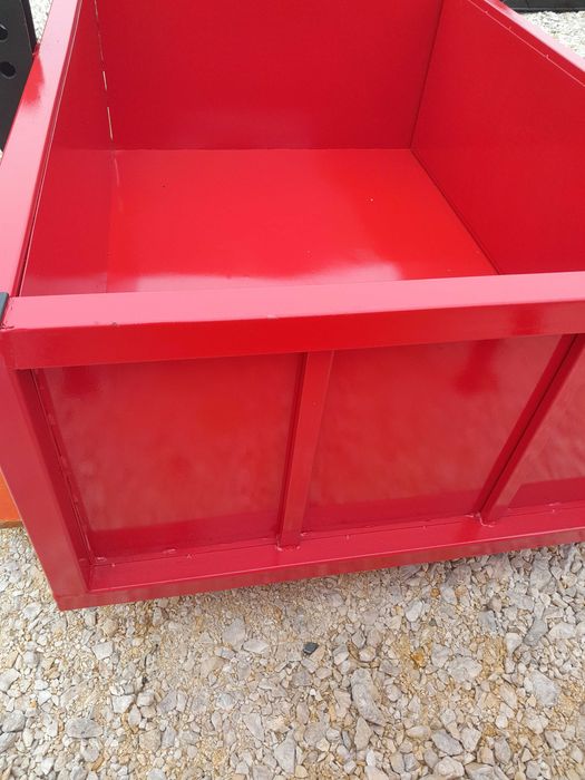 Na tyl ciągnika skrzynie transportowe na tuz nowe dostawa