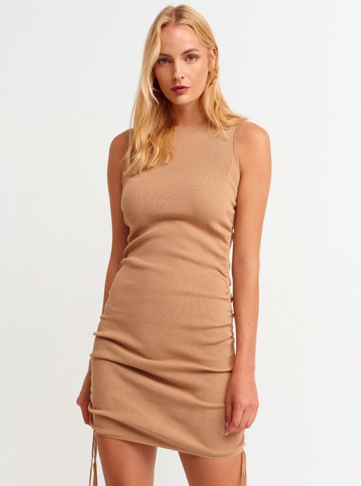 Сукня без рукавів з бічними складками