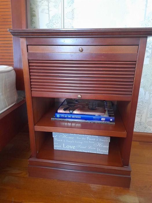 Mesas de cabeceira em cerejeira