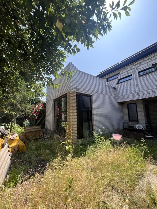 Дім на Космосі з незавершеним ремонтом .