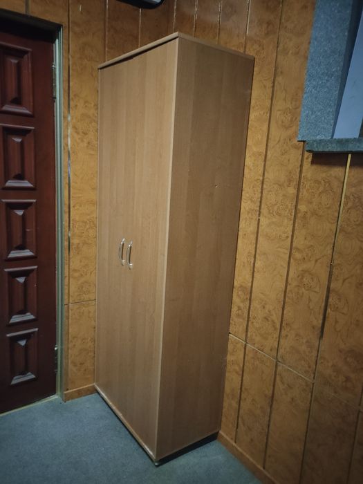 Невелика шафа для одягу