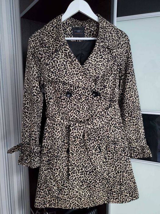 Тренчкот / плащ. Двобортний, з коміром, ґудзиками та поясом.