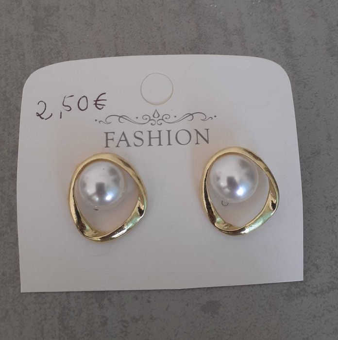 Brincos novos variados