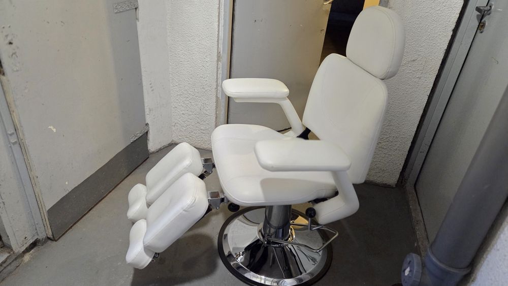 Fotel kosmetyczny do pedicure.