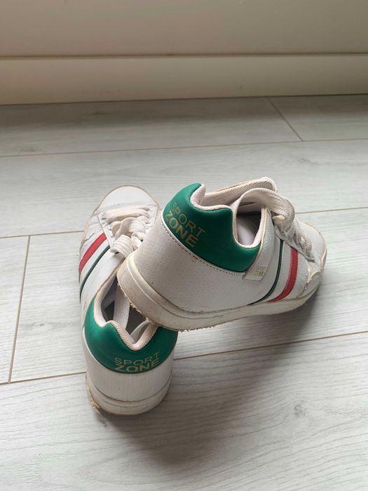 Ténis desportivos brancos com detalhes verdes e vermelho – estilo casual urbano