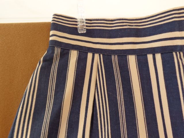Saia travada, cor azul e creme