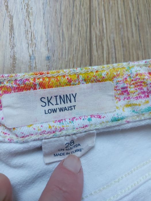 Kolorowe spodnie jeansowe firmy H&M