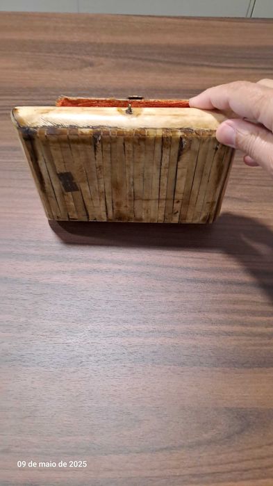 Caixa de jóias antiga, artesanal, em osso e latão.