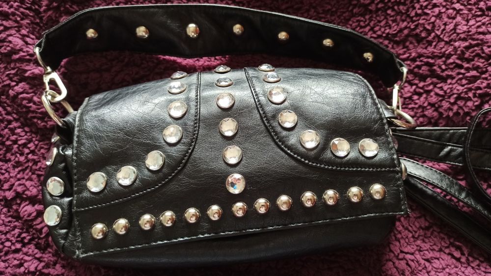 Mala/Pochete preto com tachas,PELE PURA marca SKARPPA