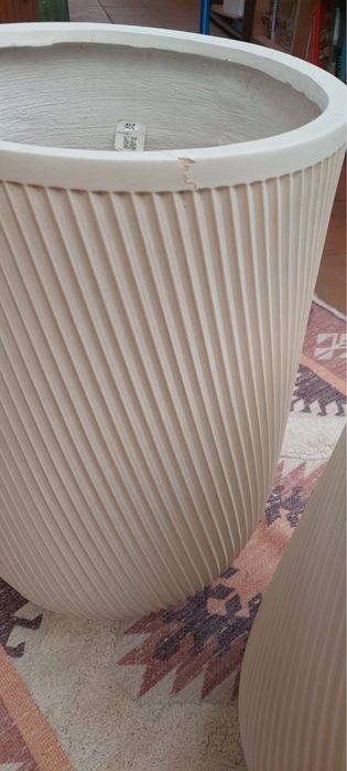 Cestos e jarras de decoração