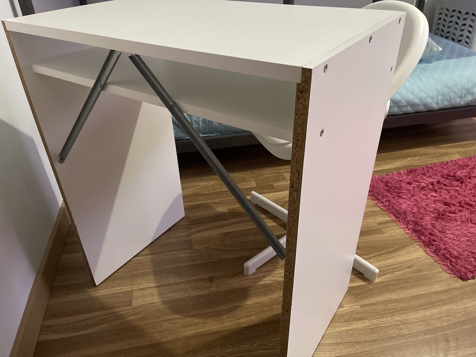 Secretaria com cadeira