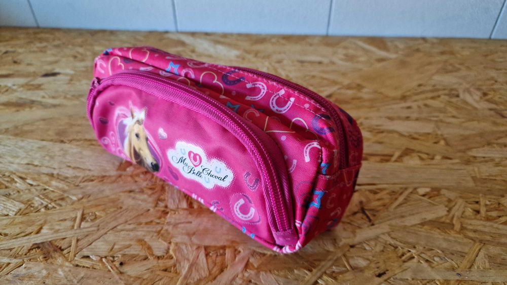 Piórnik szkolny Motyw konia Dla dziewczynki