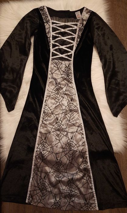 Подарую чорну довгу карнавальну сукню на дівчинку 11-12 років